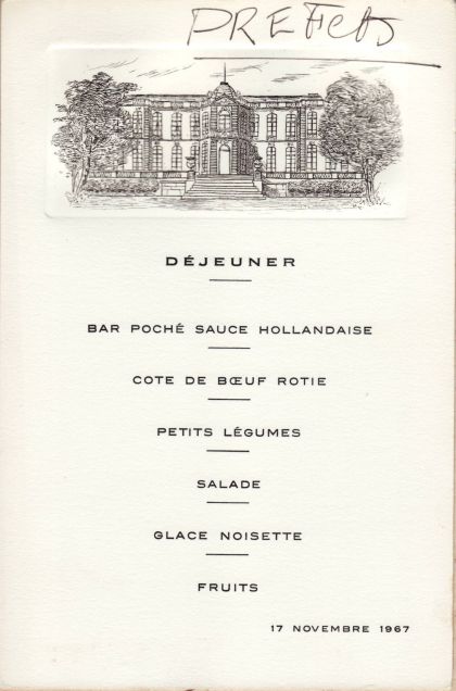 Déjeuner du 17 novembre 1967 Bar poché sauce hollandaise Côte de boeuf rôtie Petits légumes Salade Glace noisette Fruits